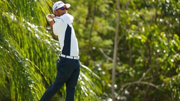 El golfista japon&eacute;s Satoshi Kodaira of golpea una bola durante el Puerto Rico Open de 2020.