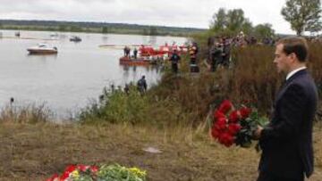 El presidente ruso Dmitry Medvedev deposita un ramo de flores en el lugar de la tragedia.