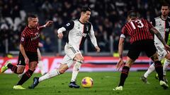 Juventus&#039; Portuguese forward Cristiano Ronaldo (C) challenges AC Milan&#039;s Algerian defender Ismael Bennacer (L) and AC Milan&#039;s Italian defender Alessio Romagnoli (R) during the Italian Serie A football match Juventus vs AC Milan on November 