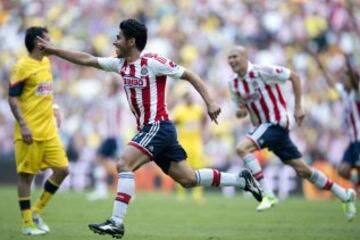 Rafael Márquez Lugo redondeó uno de sus mejores juegos con la camiseta de Chivas. Anotó uno y propició otro con el autogol de Diego Reyes. Una vez más, Marco Fabián se hizo presente.