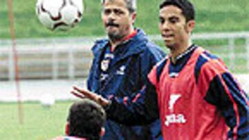 <b>LECCIÓN</B>. El límite para elevar el balón es algo más de la cabeza.