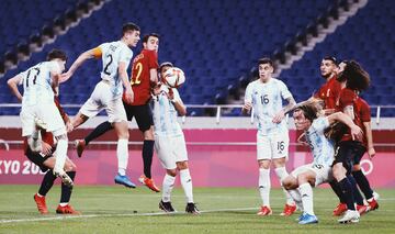 España 1-1 Argentina | Tomás Belmonte remató en un córner y puso el empate en el marcador. 