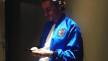 Griezmann sorprende con un cambio de look y ti&ntilde;e su pelo de azul.