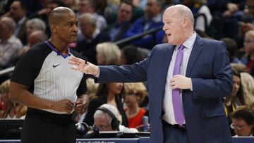 Steve Clifford, ya exentrenador de los Charlotte Hornets, durante un partido contra los Indiana Pacers.