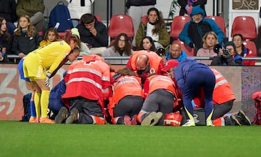 Andrea Medina salio en camilla por los servicios sanitarios y trasladada en ambulancia tras un golpe en la cabeza con la rodilla de Barbara Bonansea.