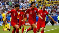 Maguire celebra su gol a Suecia junto a Harry Kane.