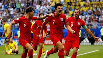 Maguire celebra su gol a Suecia junto a Harry Kane.