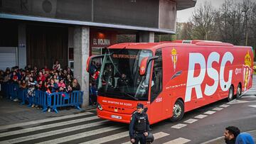 05-04-25. IMAGEN DEL AUTOCAR DEL SPORTING LLEGANDO AL ESTADIO EL MOLINÓN.
