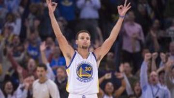 Stephen Curry celebra uno de sus tres triples logrados en el último cuarto.