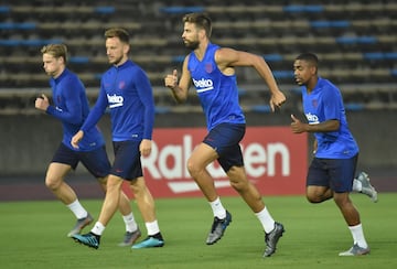 FC Barcelona's Spanish defender Gerard Pique and his teammates warm up before a training session ahead of the Rakuten Cup football match with Chelsea, in Machida, suburban Tokyo on July 22, 2019. - Barcelona and Chelsea will play for the Rakuten Cup in Sa