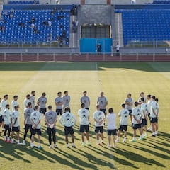 Luis Enrique debate con Gayà y da cariño a Thiago