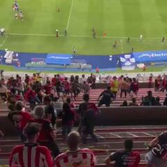Aficionados de Atlas y Chivas protagonizaron bronca en las gradas del Estadio Jalisco