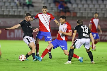 Iván Turrillo disputando un esférico con David Ramos, del Ceuta, en el duelo de la jornada 9 de Primera Federación en la tarde de hoy.