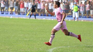 Johan Fano, celebrando uno de sus  goles con Sport Boys en Segunda.