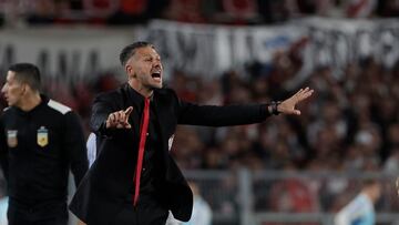 AME7940. BUENOS AIRES (ARGENTINA), 07/05/2023.- El entrenador de River, Martín Demichelis reacciona hoy, durante un partido del campeonato de Primera División disputado en el estadio Monumental de Buenos Aires (Argentina). EFE/Juan Ignacio Roncoroni
