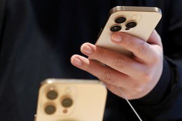 Usuario sosteniendo un iPhone, uno de los celulares elegible para tener cobertura en todo el país gracias a Starlink.