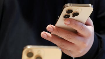 Usuario sosteniendo un iPhone, uno de los celulares elegible para tener cobertura en todo el país gracias a Starlink.