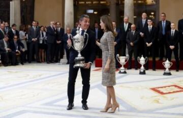 Sergio Scariolo recoge la Copa Barón de Güell al equipo o selección nacional que más ha destacado por su actuación deportiva.