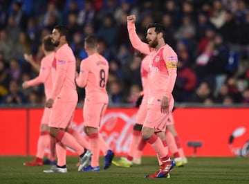 0-1. Leo Messi celebró el primer gol.