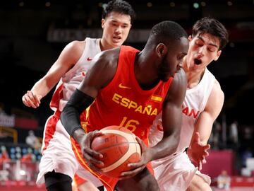 Garuba is pressured by Avi Koki Schafer during Spain's Tokyo 2020 clash with Japan.