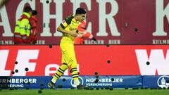 Jadon Sancho bajo la lluvia de pelotas de tenis que aficionados del N&uacute;remberg lanzaron como protesta contra el f&uacute;tbol los lunes.