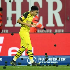 Jadon Sancho recibe pelotazos de la afición del Núremberg