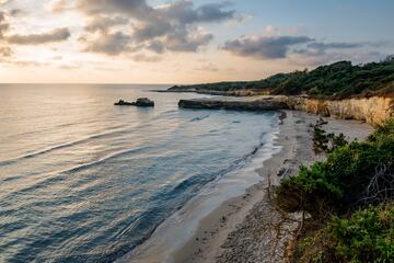 Dependiendo de la meteorolog¨ªa puede haber d¨ªas que superen los 20?. En la foto, el acantilado y la playa de Baia dei Turchi en Otranto, Puglia.
