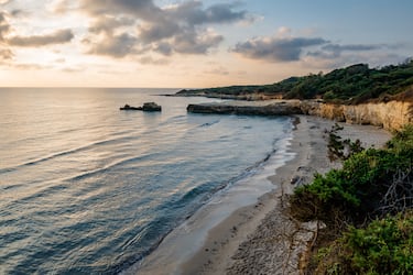 Dependiendo de la meteorología puede haber días que superen los 20º. En la foto, el acantilado y la playa de Baia dei Turchi en Otranto, Puglia. 