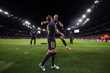 Toni Kroos y Lucas Vázquez celebran la clasificación a las semifinales de la Champions League.