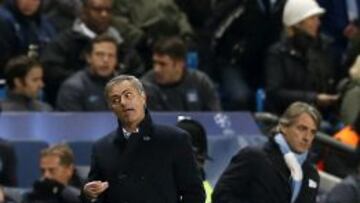 Jos&eacute; Mourinho, junto a Mancini en el Etihad Stadium.