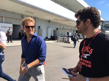 Nico Rosberg y el enviado especial de As. 