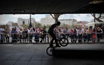 Los ciclistas de BMX se unen a la protesta de los skaters mediante una exhibición debajo de Southbank Centre de Londres pretenden salvar el skatepark de tiendas y cafés.