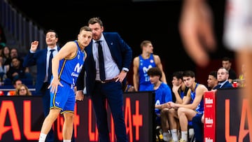 Toni Ten, entrenador del Movistar Estudiantes, da instrucciones al base Goran Filipovic durante el partido ante el Monbus Obradoiro.