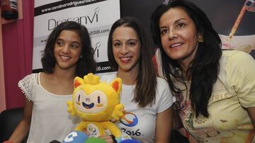 GRA166. LE&Oacute;N, 24/08/2016.- La gimnasta Carolina Rodr&iacute;guez (c), diploma ol&iacute;mpico en los Juegos Ol&iacute;mpicos de R&iacute;o 2016, junto a su entrenadora, Ruth Rodr&iacute;guez (d), y la gimnasta Sara Llana, recibi&oacute; el homenaje del Club Deportivo Ritmo de Le&oacute;n y habl&oacute; sobre su futuro tras el adios a la alta competici&oacute;n. EFE/J. Casares