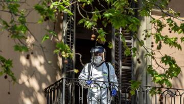 El equipo de bomberos procede a limpiar un domicilio habitado por un paciente de coronavirus.