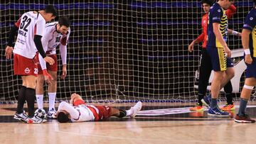 Pablo Cacheda atendido por sus compañeros el pasado miércoles.