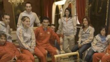 <b>LA SELECCIÓN VELA ARMAS. </b>Los componentes del equipo español posan en el hotel de concentración mientras preparan el Europeo.