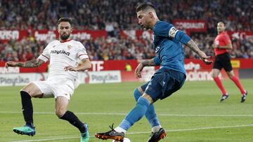 Layún y Sergio Ramos en el último Sevilla-Real Madrid.