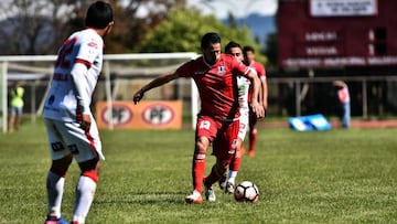 Ftbol, Deportes Valdivia vs La Calera
 Fecha doce Campeonato Loto Primera B.
 El jugador de Valdivia Christian Duran, centro, controla el balon contra La Calera, durante el partido por el campeonato de Primera B disputado, en el Parque Municiapal de Valdivia.
 Valdivia, Chile.
 22/10/2017
 Miguel Angel Bustos/Photosport**********
 
 