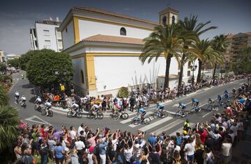 El pelotón a su paso por el pueblo de San Pedro de Alcantara.