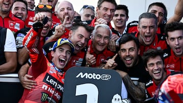 Marc Márquez celebra con su equipo el triunfo en Hungría.