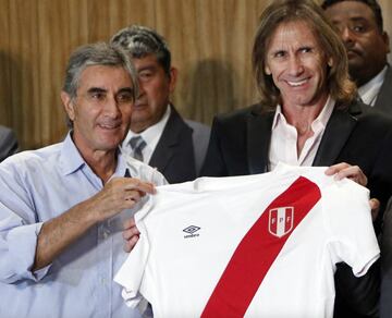 Oblitas fue el encargado de contratar a Gareca como seleccionador de Perú en el 2015.