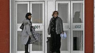 <b>EN PRISIÓN. </b>Lucile, hermana de Santos, espera junto a la novia del preso, Séverine, a que lleguen los otros familiares, ayer en la puerta de la prisión de Estremera.