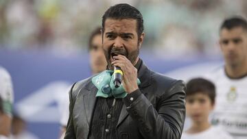 El cantante mexicano apareció en el TSM antes de la final de ida entre Santos y Toluca para entonar el Himno Nacional.