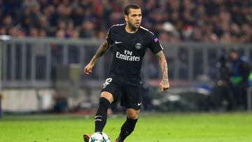 MUNICH, GERMANY - DECEMBER 05:  Dani Alves of PSG Paris runs with the ball during the UEFA Champions League group B match between Bayern Muenchen and Paris Saint-Germain at Allianz Arena on December 5, 2017 in Munich, Germany.  (Photo by Alexander Hassenstein/Bongarts/Getty Images)