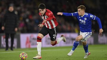 Soccer Football - Premier League - Southampton v Leicester City - St Mary&#039;s Stadium, Southampton - December 1, 2021 Southampton&#039;s Tino Livramento in action with Leicester City&#039;s Harvey Barnes REUTERS/Tony Obrien EDITORIAL USE ONLY. No use w