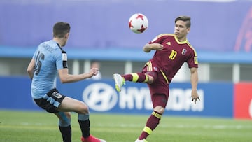 Yeferson Soteldo (der) durante un partido con Venezuela