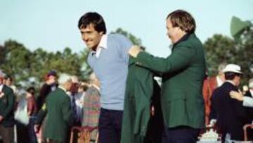 Seve Ballesteros, ayudado por Craig Stadler, se viste la chaqueta verde que le acredita como campeón del Masters de Augusta de 1983.