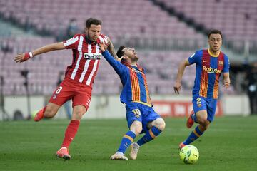 Amarilla para Saúl por un agarrón sobre Messi