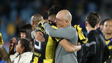 AME8157. MONTEVIDEO (URUGUAY), 08/05/2023.- El entrenador de Peñarol, Alfredo Arias (d), abraza a Matias Arezo mientras celebran el triunfo hoy, al finalizar un partido por el torneo Apertura 2023 del fútbol uruguayo, en el estadio Centenario en Montevideo (Uruguay). EFE/ Gastón Britos
